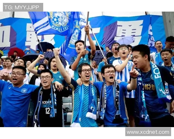 球迷集资赠送教练战术平板传递支持与信任的温暖心意
